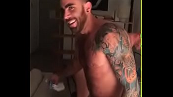 Ator sexo gay tatuado dotado