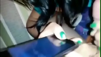 Fazendo sexo e falando com o namorado no celular