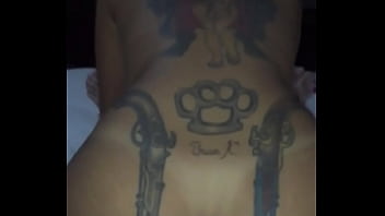 Tatuadas no sofa sexo