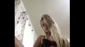 Vadia arrombada na webcam se masturbando
