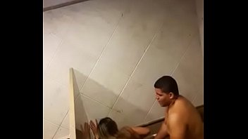 Sexo escondido no banheiro enquantoo marido esta na sala