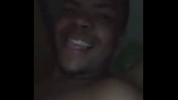 Deu pro amigo novinha na cama dela sexo amador