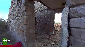 Menina fazendo sexo numa casa abandonada