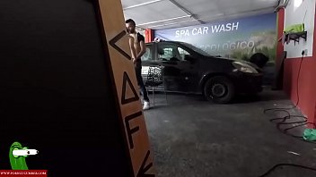 Sexo lesbico na lavagem de carro