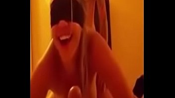 Sexo esposa loira magra deixa gozar dentro no gang bang