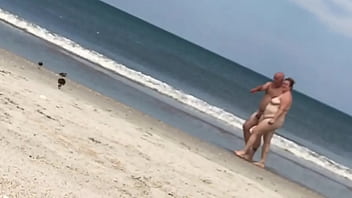 Praia de nudismo que permite sexo entre homens