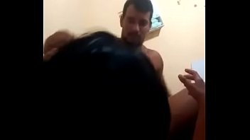 Amarrado na cama e a mulher cavalgando em vima porno