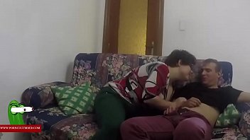 Sexo a 3 no sofa se casa pornodoido