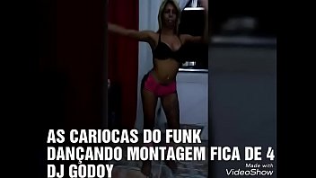 Mulher de quatro com a mão no chão sexo