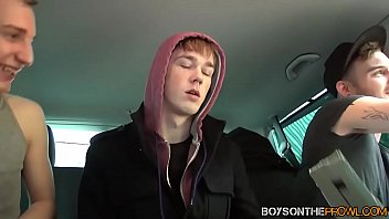 Sexo anal gay no carro