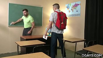 Professor sueco experiencia sexo homosexual alunos