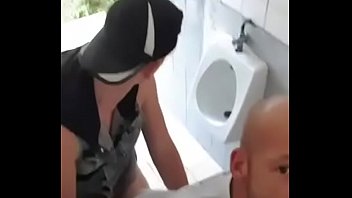 Sexo gay coroa banheiro