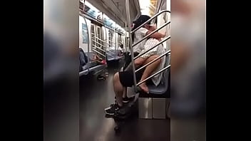 Casal faz sexo em metro