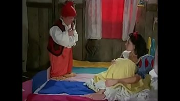 Sexo entre branca de neve e os 7 anões