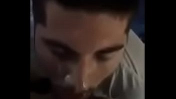 Mascarado gay faz sexo oral no cara amador