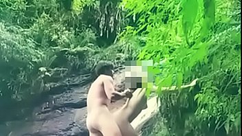 Camera escondida flagra sexo na cachoeira