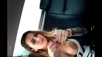 Sexo na carro xupando peito