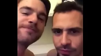 Dois homens bombado chupando limão sexo gay