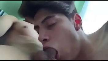 Sexo gay chupando o amigo de baixo da mesa