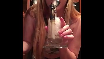 Videos de negonas fazemdo sexo fumando maconha
