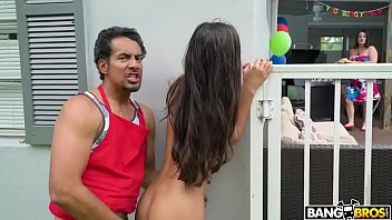 Mae filha e namorado no chuveiro fazendo sexo