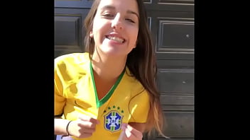 Menina novinha de shortinho curto fazendo sexo