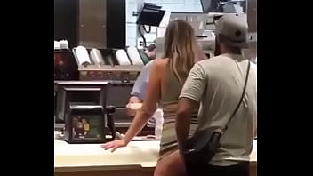 Casal fazendo sexo restaurante