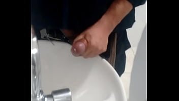 Aquele sexo gostoso gay no banheiro da rodoviaria