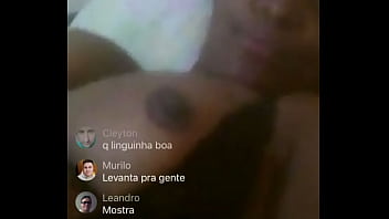 Morena mostrando os peitos