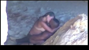 Filme casal nu na praia fazendo sexo