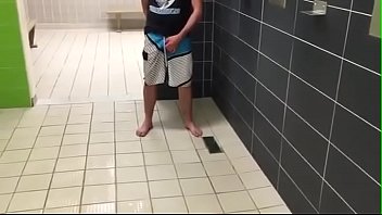 Sexo gay trazando no banheiro