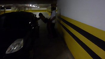 Casal fazendo sexo explicito no estacionamento