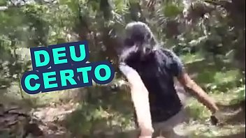 Mulher fazendo sexo dentro do mato