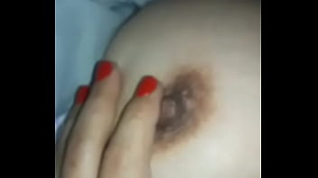 Espiando a mãe dar de mamar sexo