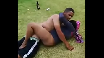 Casal de africanos fazendo sexo