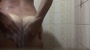 Espiando o amigo no banho sexo gay