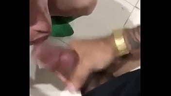 Bi sexo a 3 chupando porra do amigo