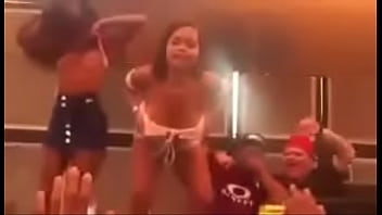 Novinha fazendo sexo no baile funk na favela porno