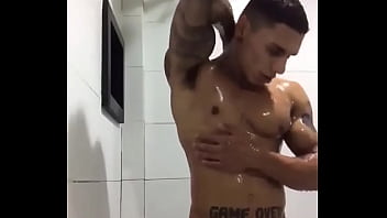 Fazendo sexo no banho gay amador