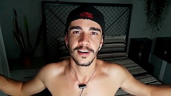 Conto erótico de sexo a três bareback homens gays