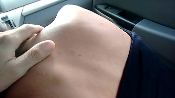 Novinha depilada fazendo sexo no carro