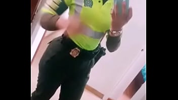 Policial dotado flagra sexo real