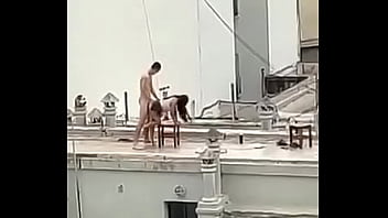 Jovem fazendo sexo na piscina de predio