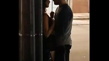 Casal se beija e faz sexo oral