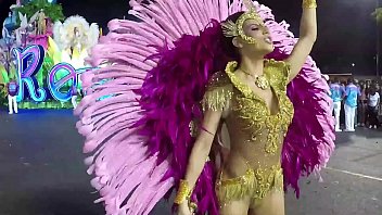 Musa do carnaval com tapa sex caindo