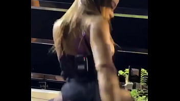 Anitta faz sexo no palco