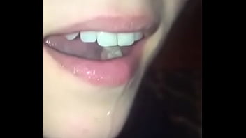 Sexo mulher batendo uma gozando na boca