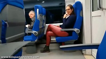 Sexo amador chupando no ônibus