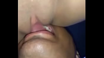Homem fazendo sexo oral chupando buceta