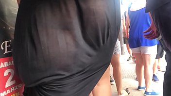 Vestido sexe andando na rua